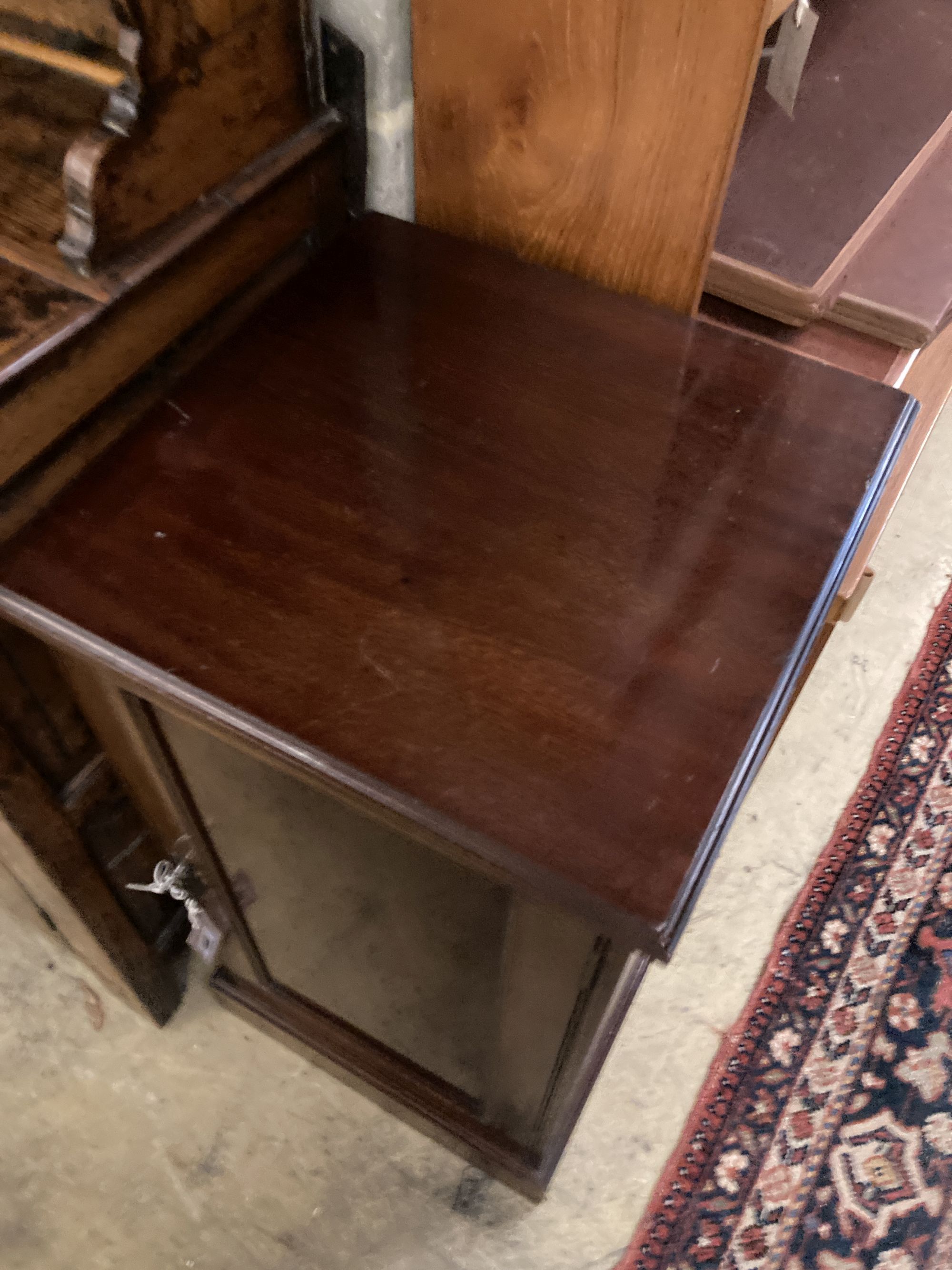 An Edwardian mahogany pedestal cupboard, width 45cm, depth 44cm, height 86cm